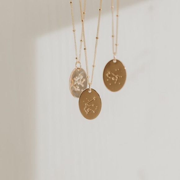 Aquarius Minimalist Star Zodiac Charm Necklace - Picture 3 of 13